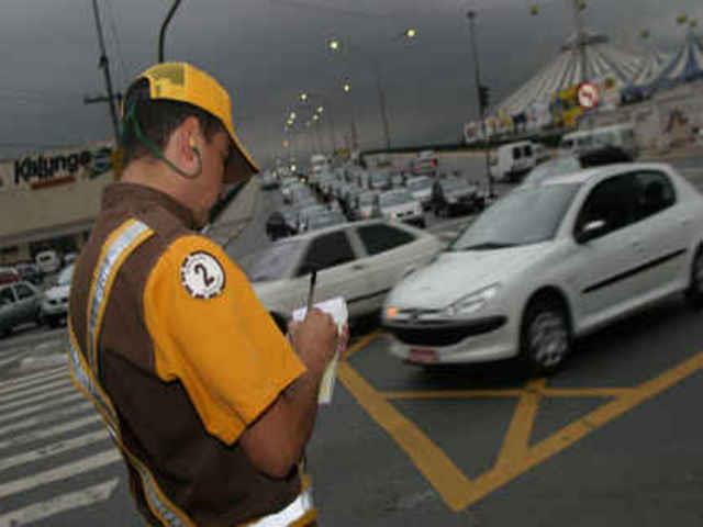 marronzinho-da-cet-aplica-multas-na-fiscalizac3a7c3a3o-do-rodc3adzio-de-carros